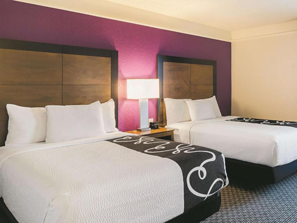 La Quinta Inn & Suites Denver Airport DIA Bedroom with two beds