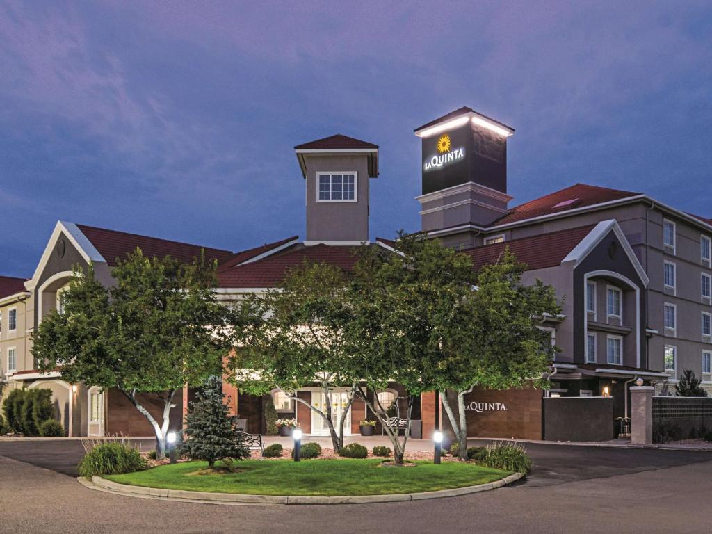La Quinta Inn & Suites Denver Airport DIA Hotel at night with lanterns