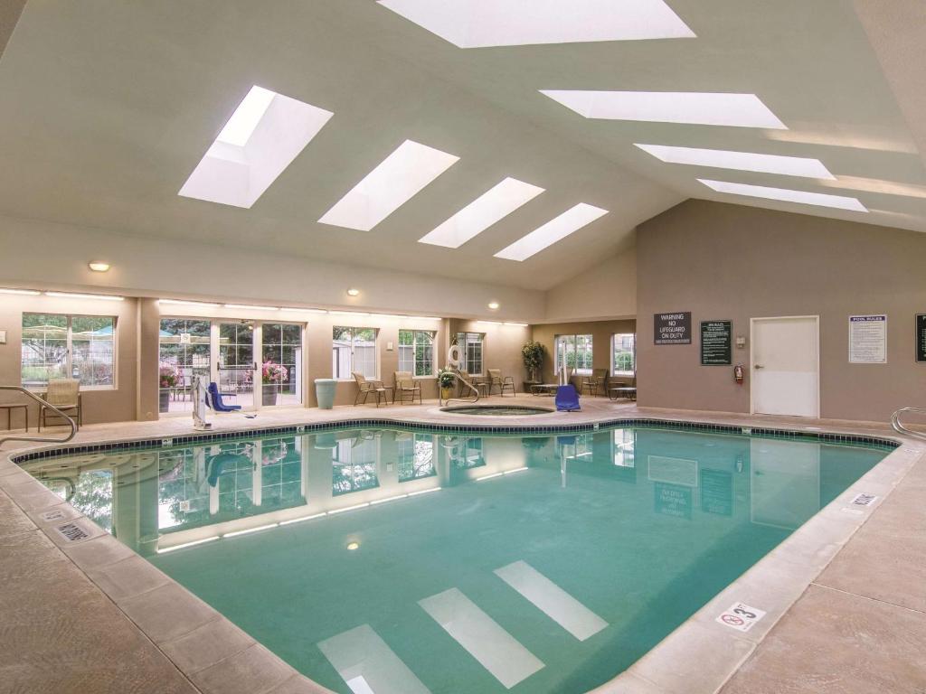 La Quinta Inn & Suites Denver Airport DIA Room with pool and jacuzzi