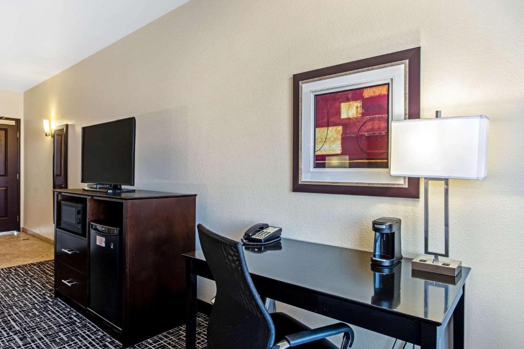 La Quinta by Wyndham Denver Gateway Park Room with desk