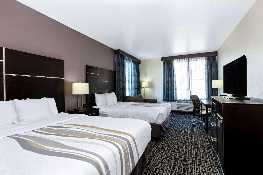 La Quinta by Wyndham Denver Gateway Park Bedroom with two beds