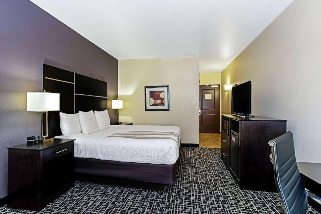 La Quinta by Wyndham Denver Gateway Park Bedroom with one bed