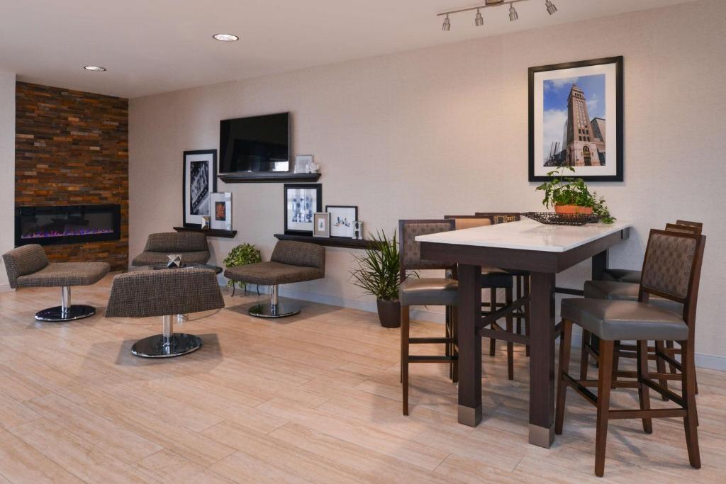 Hampton Inn & Suites Denver-Speer Boulevard living room with gray furniture