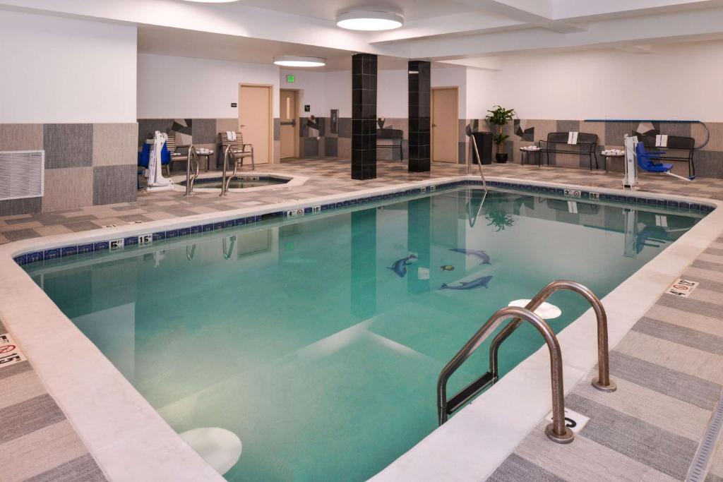 Hampton Inn & Suites Denver-Speer Boulevard swimming pool with jacuzzi