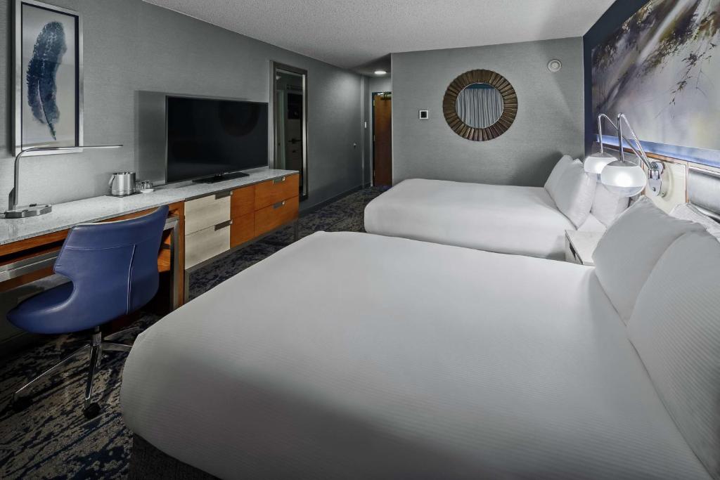 DoubleTree by Hilton Hotel Bedroom with blue chairs